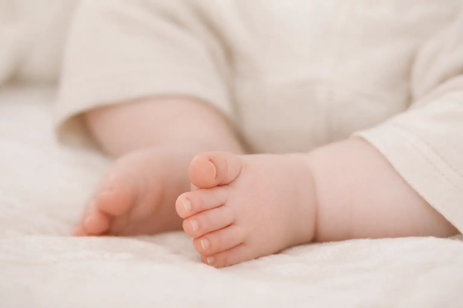Füße eines Babys im warmen Licht