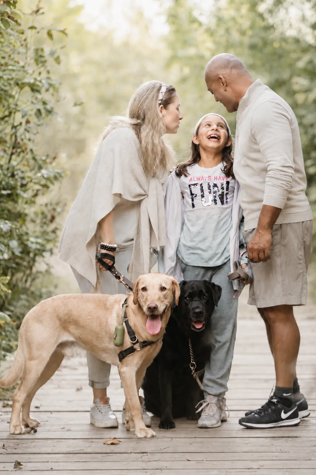 Familie mit ihren Hunden draußen